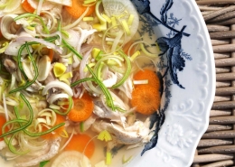 Klar hønsekødssuppe med gulerødder, porre og pastinak.