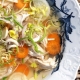 Klar hønsekødssuppe med gulerødder, porre og pastinak.