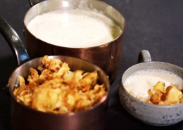 Cremet jordskokkesuppe med timian, røget bacon og sprøde jordskokkechips.