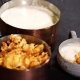 Cremet jordskokkesuppe med timian, røget bacon og sprøde jordskokkechips.