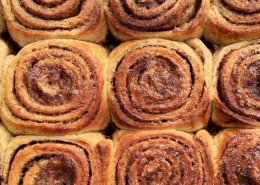 Kanelsnegle bagt sammen i fad