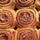 Kanelsnegle bagt sammen i fad